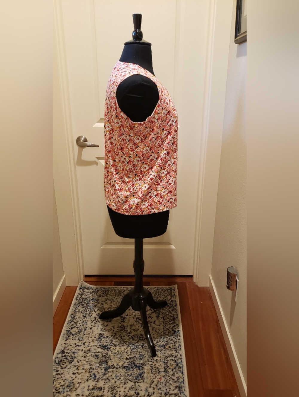 Liz Claiborn Floral Scoop Neck Tank Top in Pink Daisy Print - Picture 6 of 11